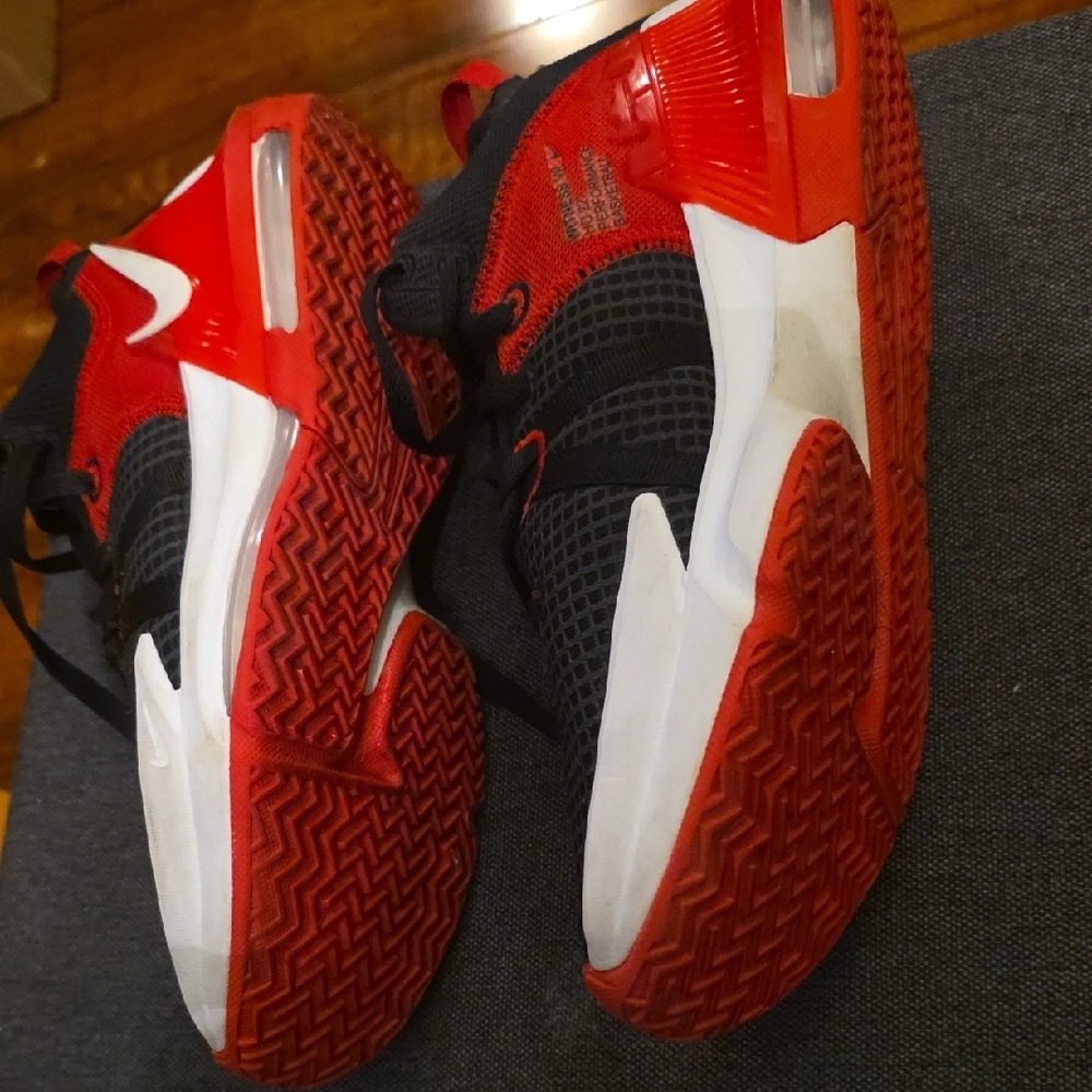 Lebron Witness VII  Black and Red Men's  Basketball Shoes. Mens Size 9. - Picture 8 of 11